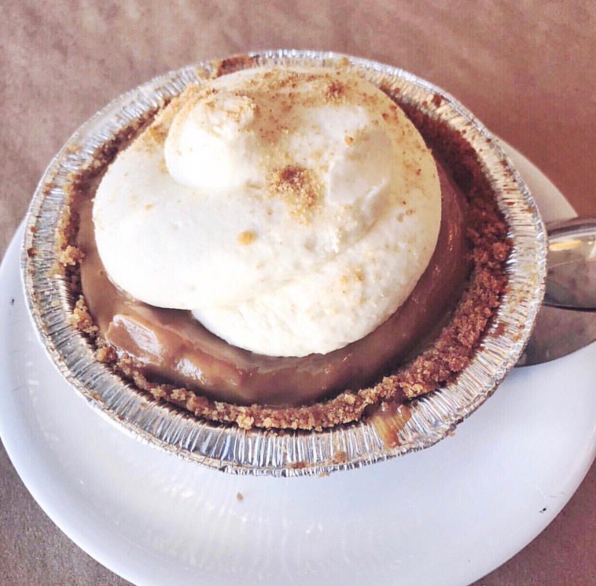 Had to stop for the ultimate midweek pick-me-up salted caramel cutie pie at <a href="/simplethings3rd/">simplethings</a>!! 💛 Doesn’t it look delicious?! #treatyourself #keepitsimplethings