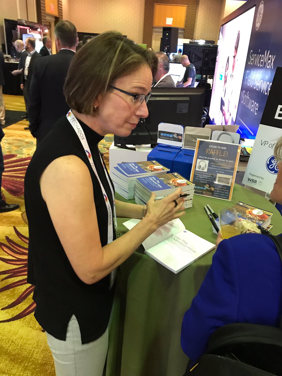 She’s seriously a legend. And hilarious. RT @ServiceMax: #CelebritySpotting - @peberline signing books at #FieldServiceUSA! 👑