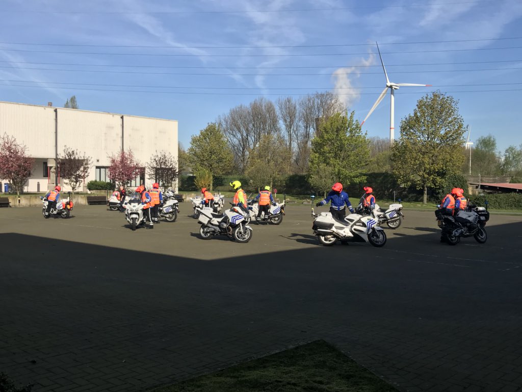 De stoere mannen zijn gestart! (Jammer genoeg dit jaar geen vrouwen). Functionele opleiding motorrijder... #paulo #politie