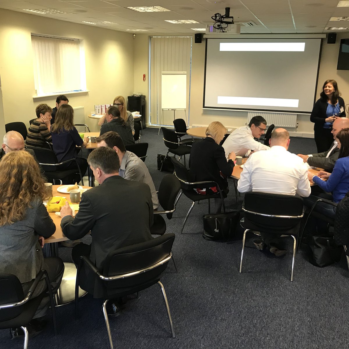 We’ve been given examples of 2 perspectives on #change in a company. Now we’re writing down the emotions that are getting in the way of this #changemanagement . #EmotionalIntelligence #eq
