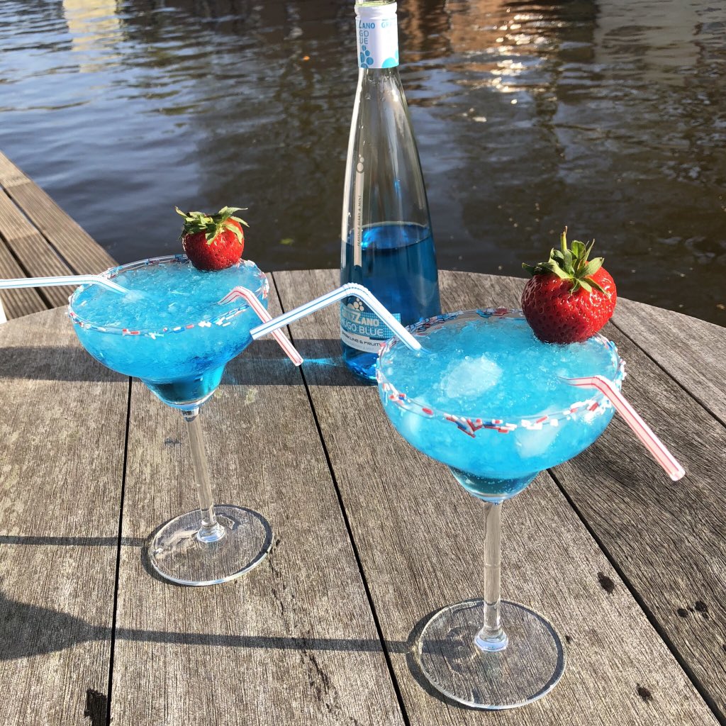 TapasMargarita's tweet photo. Wij zijn al een beetje in Koningsdag stemming: rood-wit-blauw, met een cocktail van Grazzano Hugo Blue met ijs en aardbei. 
Zag deze blauwe fles bij @LidlNederland en was erg benieuwd, verrassend lekker‼️😋
.
#koningsdag #roodwitblauw #cocktails #hugo #hugoblue https://t.co/kjJbQU4hjF