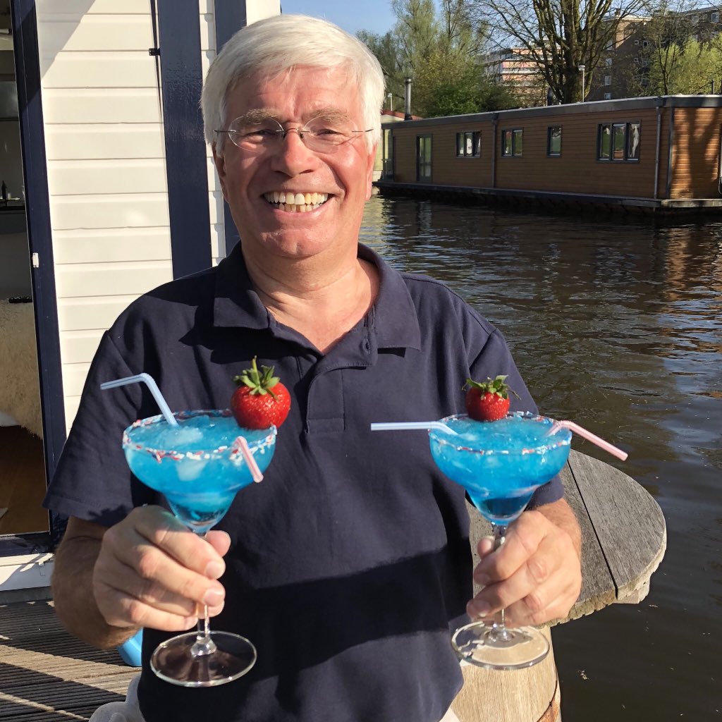 TapasMargarita's tweet photo. Wij zijn al een beetje in Koningsdag stemming: rood-wit-blauw, met een cocktail van Grazzano Hugo Blue met ijs en aardbei. 
Zag deze blauwe fles bij @LidlNederland en was erg benieuwd, verrassend lekker‼️😋
.
#koningsdag #roodwitblauw #cocktails #hugo #hugoblue https://t.co/kjJbQU4hjF