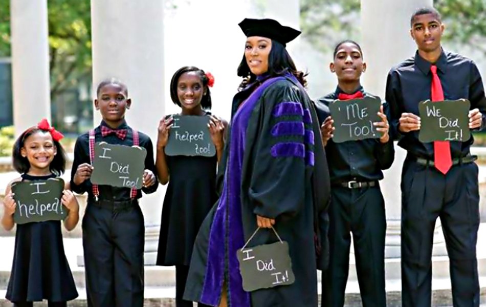 SingleMomCronz's tweet photo. Single Mom Of 5 Went Viral on Social Media With This Graduation Photo
#singlemom #education #accomplishment #education #ieshiachamps #momgoals #graduation #graduationcap 
https://t.co/dKuMAaQDPi https://t.co/fssjRqCkMZ