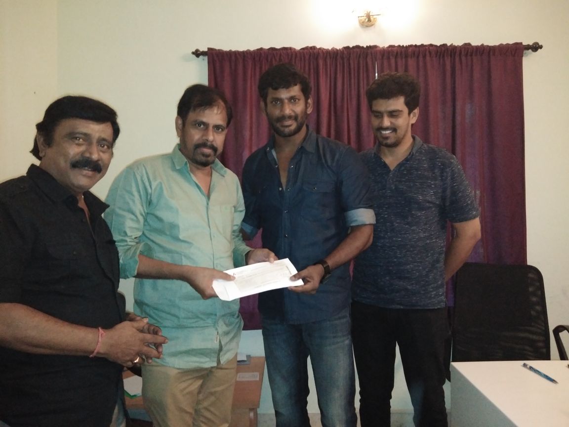 VISHAL_SFC's tweet photo. #TFPC #producerscouncil President #Vishal handing over 10Lac cheque donation to #FEFSI head #RKSelvamani for the workers welfare. EC member #UdhayKumar also present for the occasion. @VishalKOfficial @prabhu_sr https://t.co/ZioJCmRLs1 https://t.co/wPsxswKAFy
