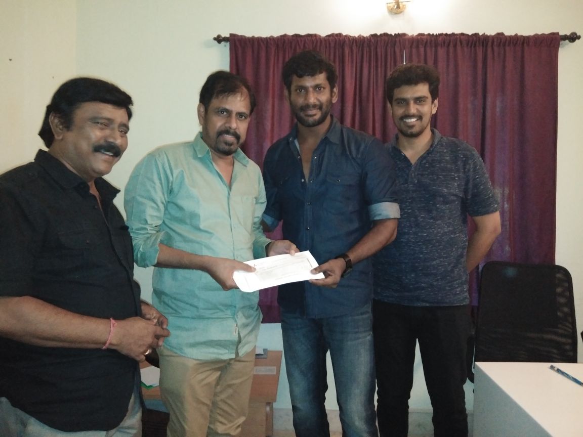 VISHAL_SFC's tweet photo. #TFPC #producerscouncil President #Vishal handing over 10Lac cheque donation to #FEFSI head #RKSelvamani for the workers welfare. EC member #UdhayKumar also present for the occasion. @VishalKOfficial @prabhu_sr https://t.co/ZioJCmRLs1 https://t.co/wPsxswKAFy