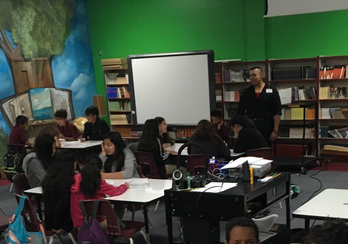 _mrgutierrez's tweet photo. 6th Grade intervention group in #BraveMode without even trying as they work on inferencing! #BelieveInTheBraves #BraveRevolution https://t.co/V33aIkSX6n
