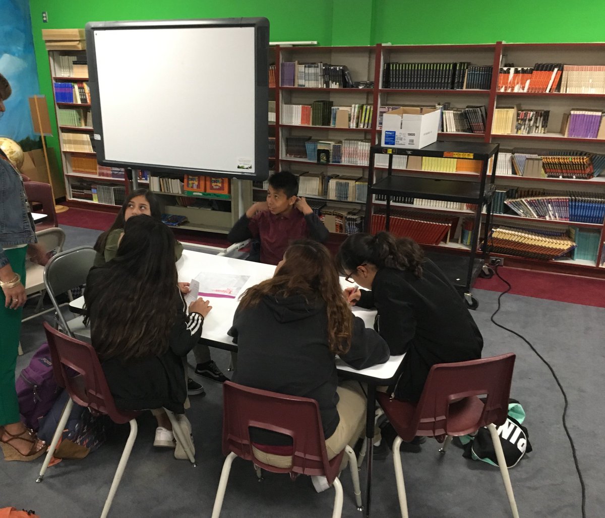 _mrgutierrez's tweet photo. 6th Grade intervention group in #BraveMode without even trying as they work on inferencing! #BelieveInTheBraves #BraveRevolution https://t.co/V33aIkSX6n