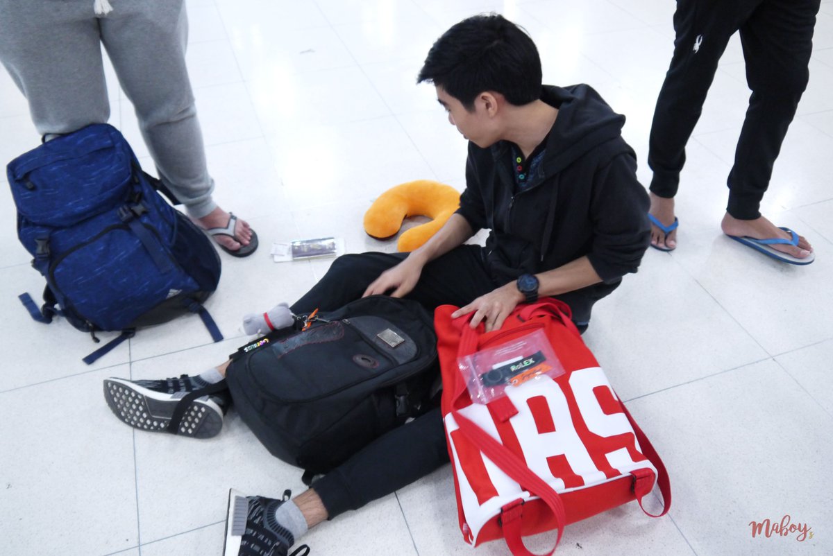MaBoy_s's tweet photo. 180418 BKK > SYD | เด็กเฝ้ากระเป๋า 💛 #Geniuss #Signaturecsgo https://t.co/vLPguqqYUD