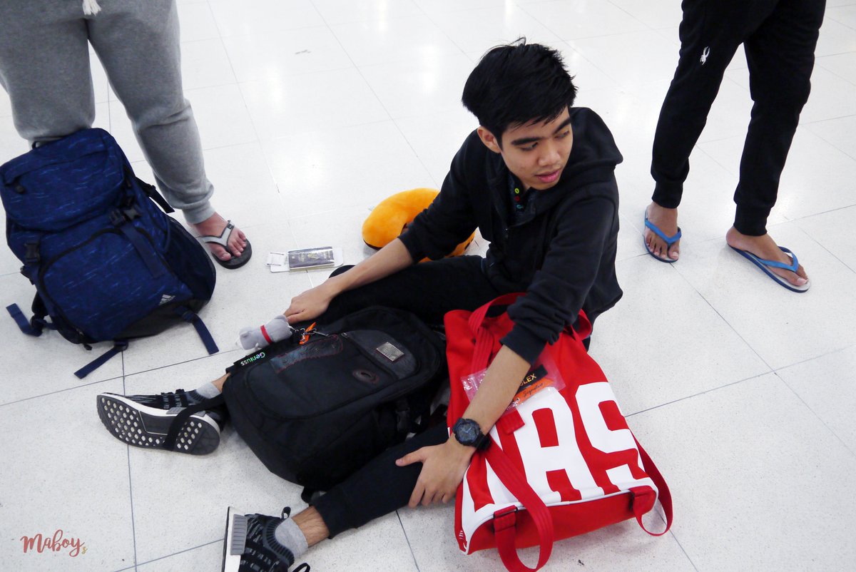 MaBoy_s's tweet photo. 180418 BKK > SYD | เด็กเฝ้ากระเป๋า 💛 #Geniuss #Signaturecsgo https://t.co/vLPguqqYUD