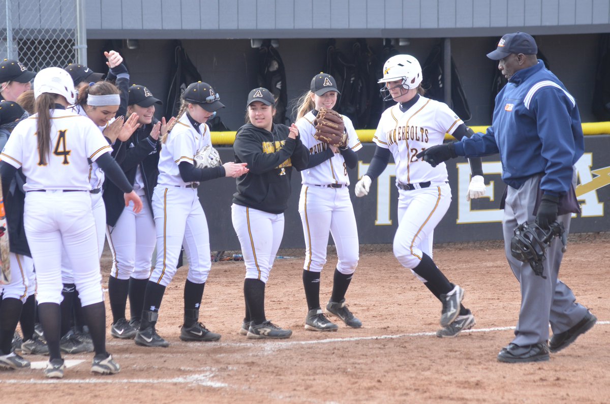 TinleyJunction's tweet photo. "Will Kaitlin Tholl ever hit a home run hard enough that will actually bounce and hit @AndrewHS_d230? The world has two and a half seasons to find out," writes @JeffVorva on @vjabolts @AndrewSoftball's catcher
https://t.co/HFKjePnrxI https://t.co/W4Z6UvSE1u