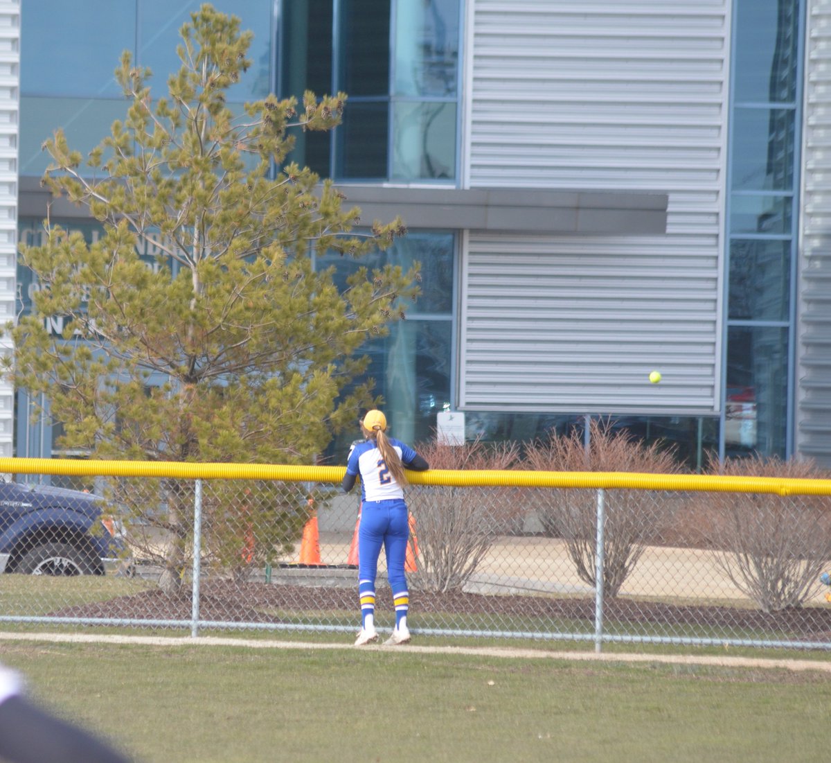 TinleyJunction's tweet photo. "Will Kaitlin Tholl ever hit a home run hard enough that will actually bounce and hit @AndrewHS_d230? The world has two and a half seasons to find out," writes @JeffVorva on @vjabolts @AndrewSoftball's catcher
https://t.co/HFKjePnrxI https://t.co/W4Z6UvSE1u