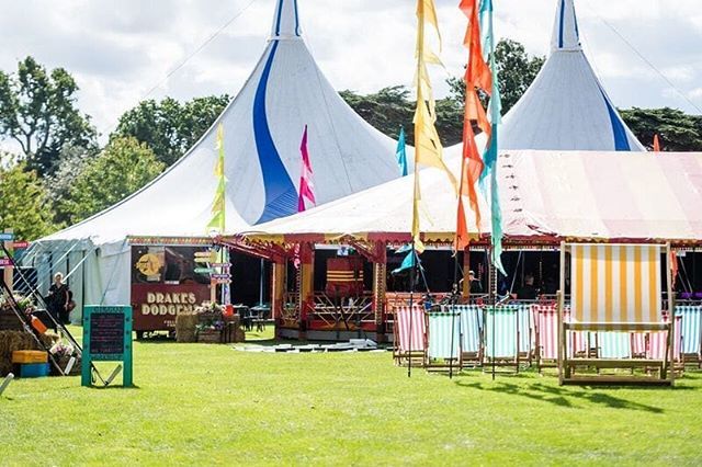 Fullcircle_team's tweet photo. The ☀️ has got his 🧢 on!
If only we had this ideal deckchair setup from the Summer Festival Party we delivered with @weareultimate
#BuildingEvents #CreatingExperiences #FCfurniture #FCproduction #FCdesign #FCentertainment #Events #EventProfs #HumpD… https://t.co/Zus8zPuWkW https://t.co/KYStUHIdu9