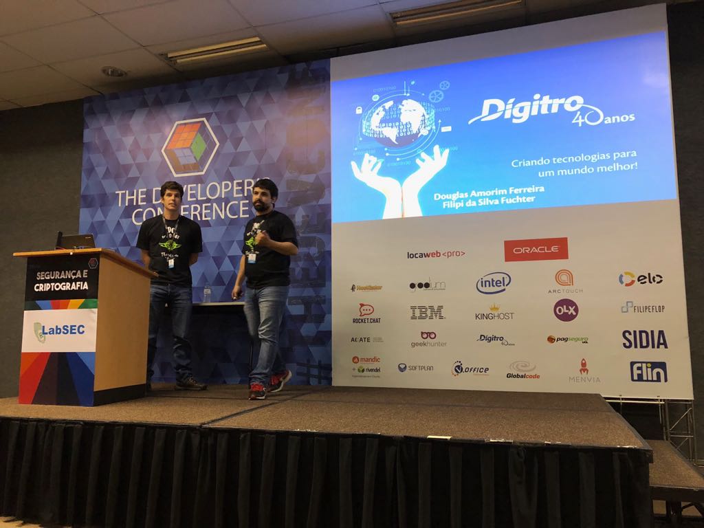 digitro's tweet photo. Está acontecendo agora no #TheDevConf o painel "Explorando o mundo Wireless" com Douglas Ferreira e Filipe Funchter #Digitro #DigitroTDC2018 https://t.co/vgTiyh0azd