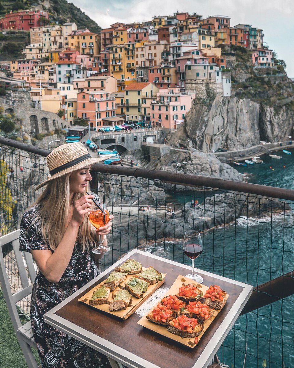 ChristineWedbrg's tweet photo. Aperol Spritz &amp; Bruschetta with a view ✨🥑🍷
⠀
Anyone else than me that loves bruschetta and aperol spritz? 🙈🙌

#travel #italy #aperolspritz https://t.co/DUpmamZpXP