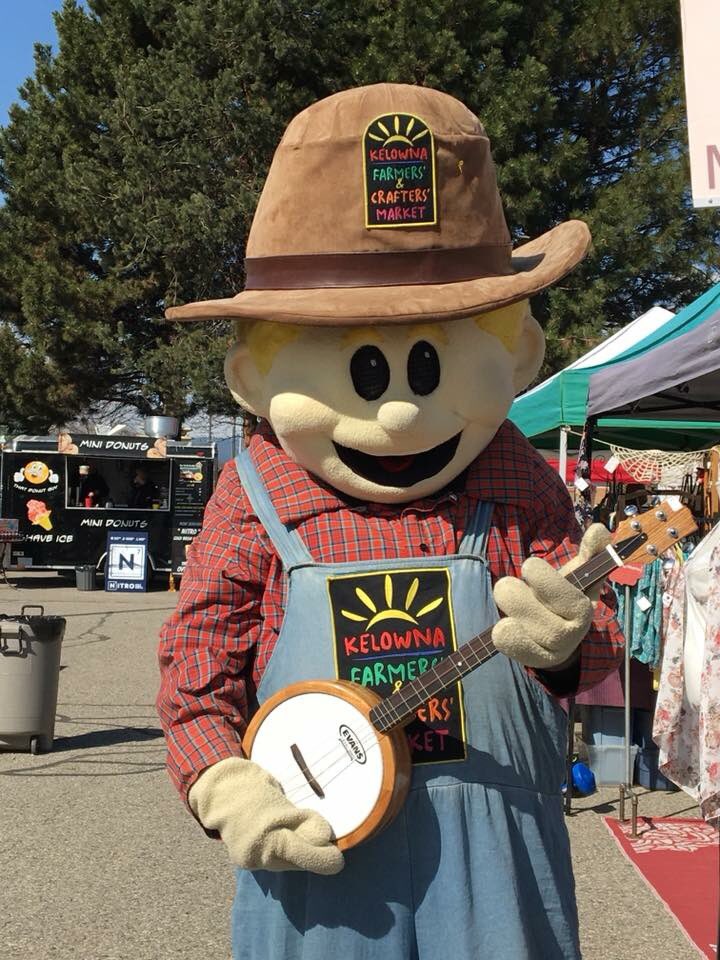 farmerbobkfcm's tweet image. Farmer 👩‍🌾 Bob getting his grove on at the Kelowna Farmers Market #farmersmarket #kelownabc @farmerbobkfcm