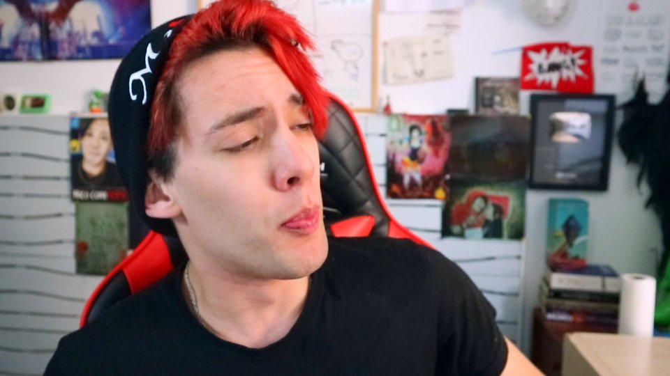 NicoCoreTop's tweet photo. Cuando alguien me diga que se considera feo le enseñaré fotogramas de mi último vídeo jaja socorro necesito $$$ para una cirugía facial. https://t.co/RBhrdueJku