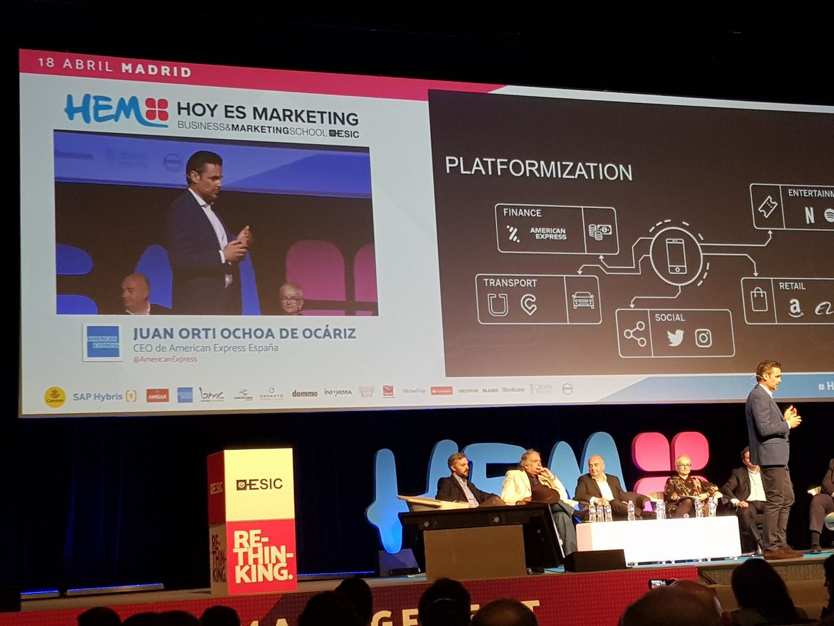 MatePuig's tweet photo. Juan Orti, CEO de @AmericanExpress nos cuenta cómo afecta la innovación y la experiencia de cliente al crecimiento de las marcas. Blockchain, plataformas de comunicación... siempre apoyando al consumidor, haciéndole la vida más fácil. #HEMESIC #esic @ESICEducation https://t.co/cbAF5GJfYf