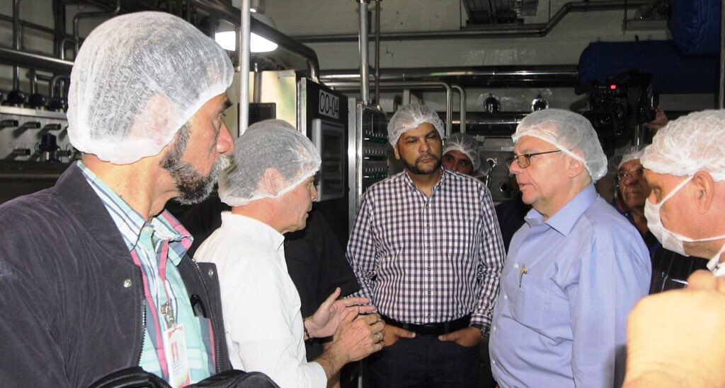 Omar_PrietoPSUV's tweet photo. Este encuentro se produce apenas cinco días después de la visita del Ministro @VielmaMoraJG al Zulia para fomentar el #MotorExpotador; lo que demuestra el compromiso del Gobierno Bolivariano de trabajar con empresarios nacionalistas por el desarrollo económico del país. https://t.co/AtdnuqARt5