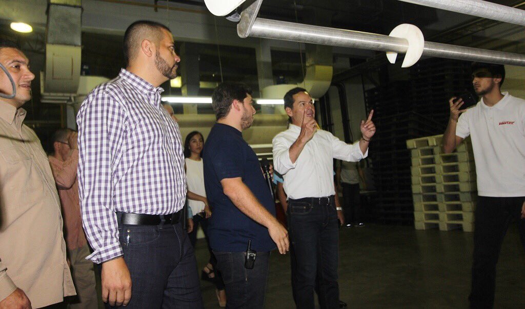 Omar_PrietoPSUV's tweet photo. Este encuentro se produce apenas cinco días después de la visita del Ministro @VielmaMoraJG al Zulia para fomentar el #MotorExpotador; lo que demuestra el compromiso del Gobierno Bolivariano de trabajar con empresarios nacionalistas por el desarrollo económico del país. https://t.co/AtdnuqARt5