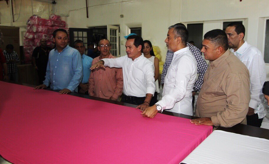 Omar_PrietoPSUV's tweet photo. Este encuentro se produce apenas cinco días después de la visita del Ministro @VielmaMoraJG al Zulia para fomentar el #MotorExpotador; lo que demuestra el compromiso del Gobierno Bolivariano de trabajar con empresarios nacionalistas por el desarrollo económico del país. https://t.co/AtdnuqARt5