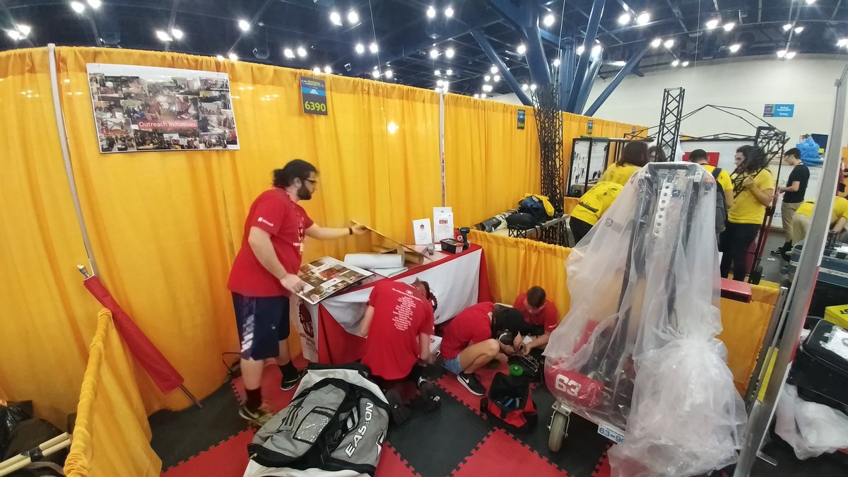 BChina12's tweet photo. Pit setup in progress @FRCTeams @NSS_Hephaestus #FIRSTChamps #omgrobots #6390 #roebling https://t.co/iP7TqokT53