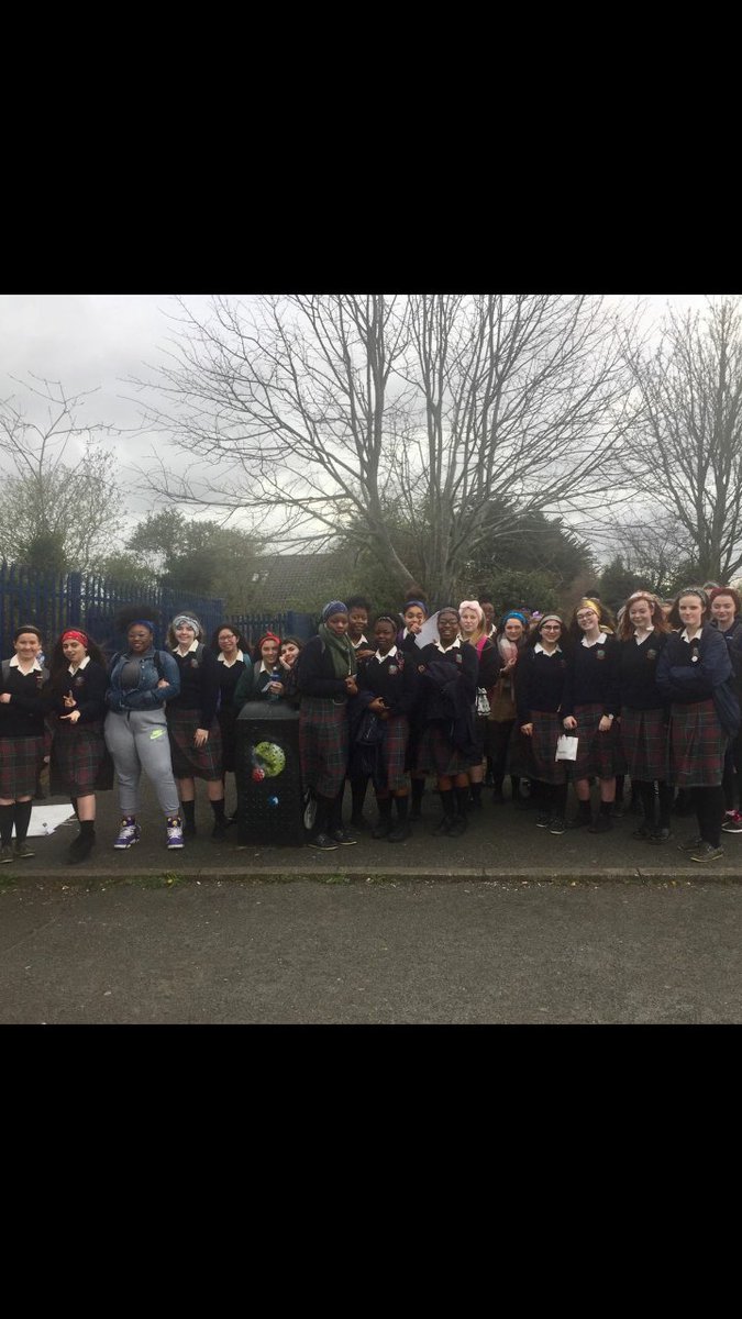 mide_bhriain's tweet photo. Just a handful of the many students who wore headbands/scarves in solidarity with female black students being targetted by the school to remove such items #iamirish #endracism #diversity https://t.co/CnjsuclHUb