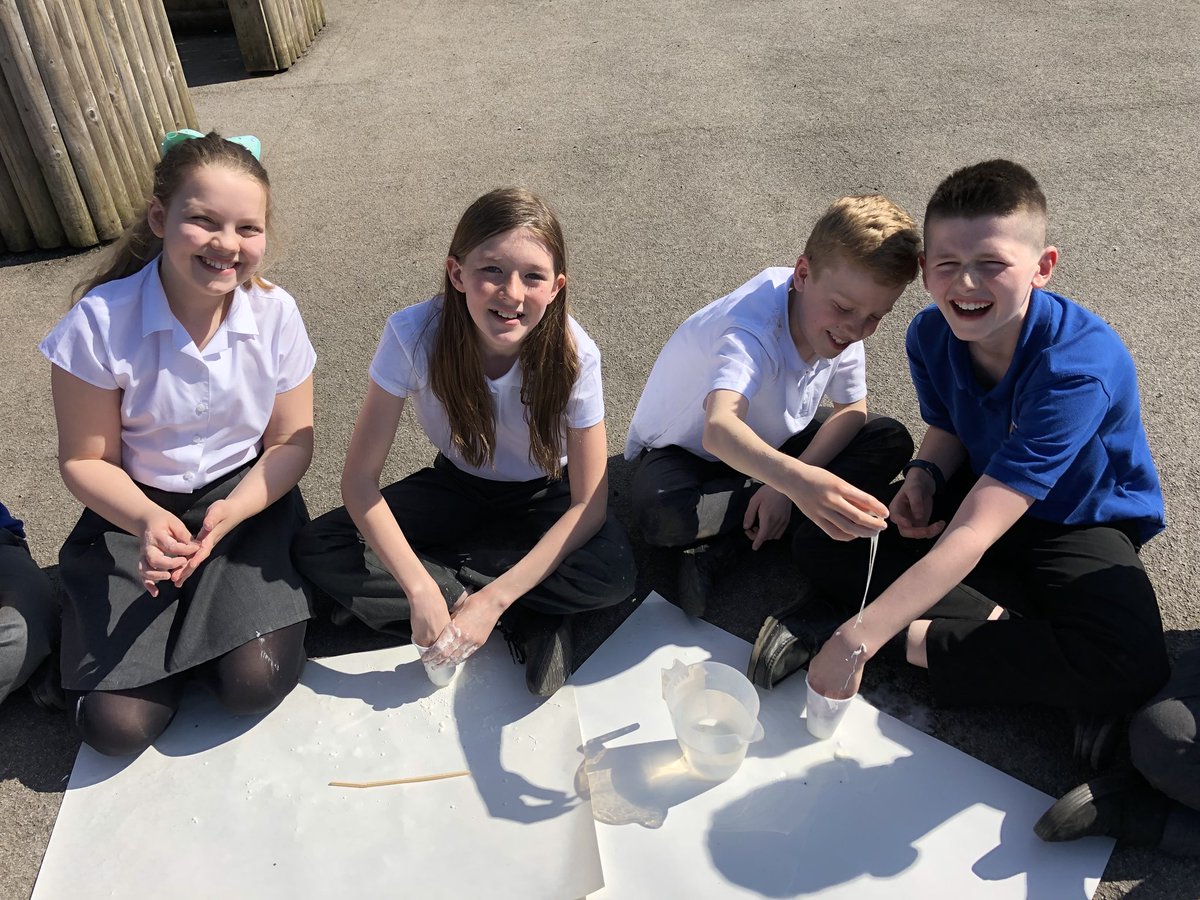 StJohns_Eagle's tweet image. ☀️☀️Science in the sun today - 6JB explored non-Newtonian liquids and looked at how they behave as solids when a force is applied #miniscientists
