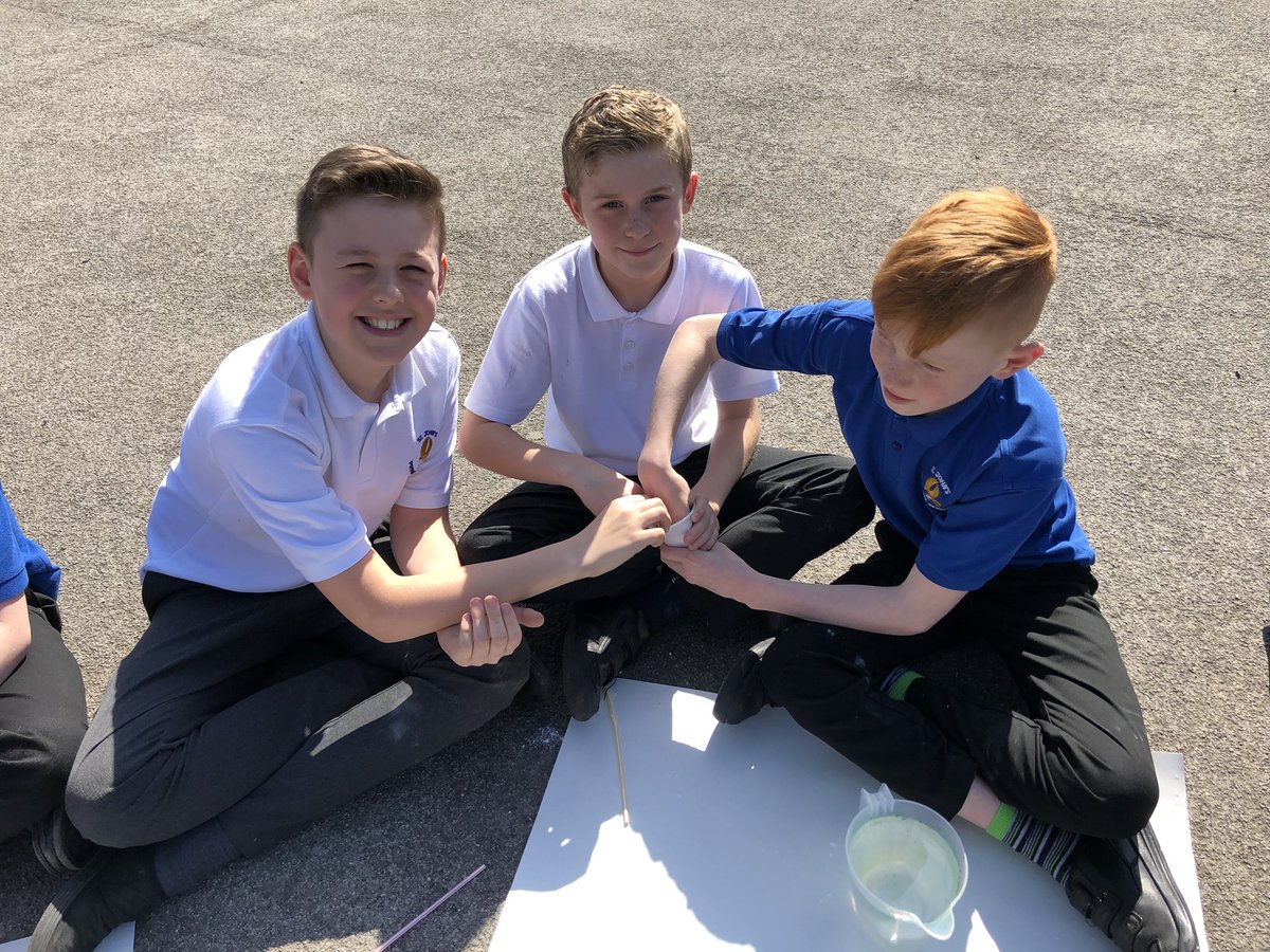 StJohns_Eagle's tweet image. ☀️☀️Science in the sun today - 6JB explored non-Newtonian liquids and looked at how they behave as solids when a force is applied #miniscientists