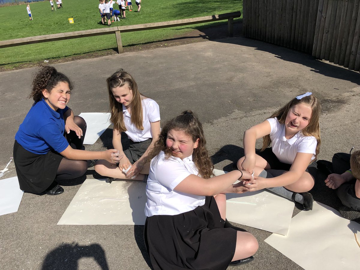 StJohns_Eagle's tweet image. ☀️☀️Science in the sun today - 6JB explored non-Newtonian liquids and looked at how they behave as solids when a force is applied #miniscientists
