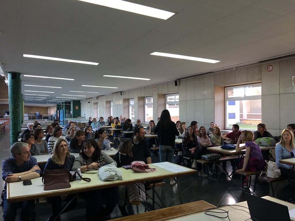 xsune's tweet photo. 54 docents intentant descobrir l’enigma de l’Escape Room que han preparat la @cllurba17 i la Roser Agramunt #gamificació https://t.co/gcSPzElNAr