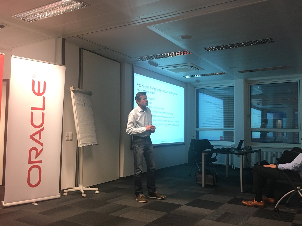 Der Vortrag „Von #Java EE zu containerisierten #Microservices im #Kubernetes Cluster“ von Peter Doschkinov Heute Abend <a href="/Oracle/">Oracle</a> 🇩🇪. Vielen Dank für den Talk, die Location und die Verpflegung an <a href="/oracle/">Oracle</a>. 🍕 kam noch zusätzlich dank <a href="/comsysto/">Comsysto Reply</a>.