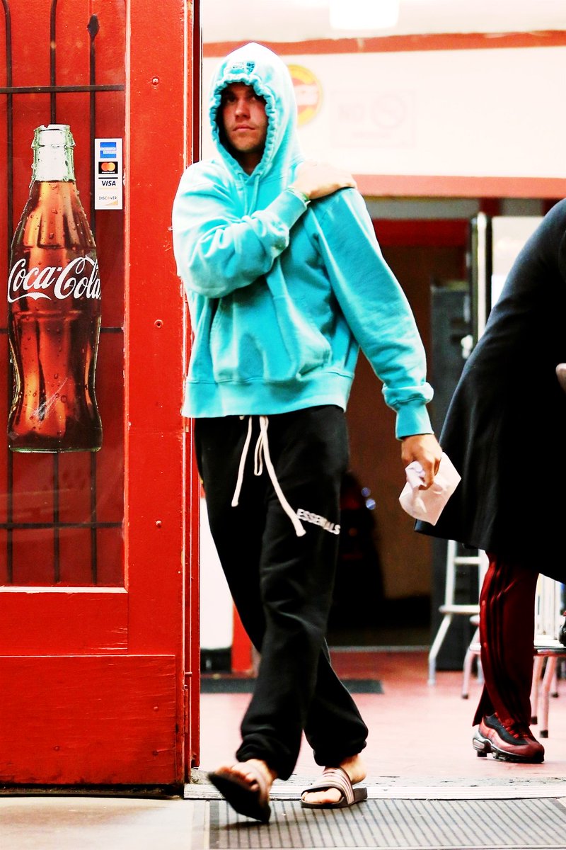 GhizlanBelieber's tweet photo. April 17: Justin Bieber leaving Hamburger Haven in West Hollywood, California.
@justinbieber #PremiosMTVMiaw #MTVBRFANDOMBELIEBERS https://t.co/W3aVv9ncr4