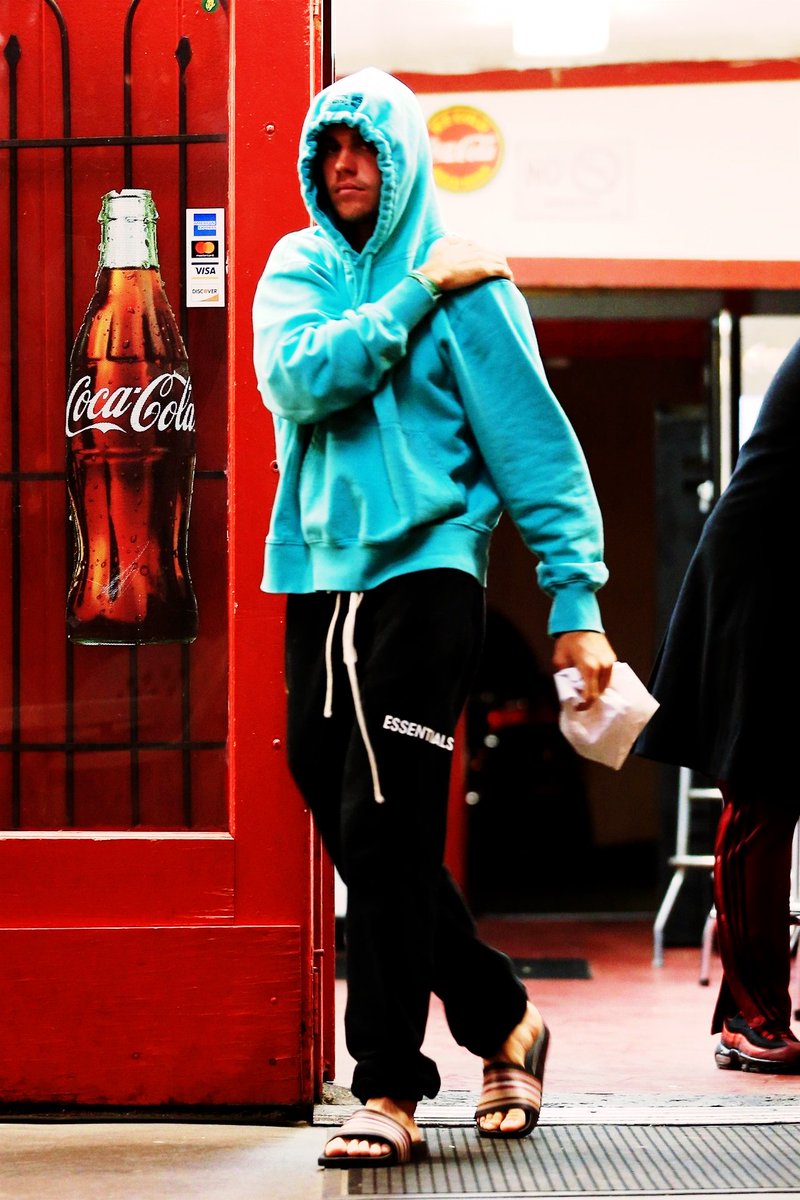 GhizlanBelieber's tweet photo. April 17: Justin Bieber leaving Hamburger Haven in West Hollywood, California.
@justinbieber #PremiosMTVMiaw #MTVBRFANDOMBELIEBERS https://t.co/W3aVv9ncr4