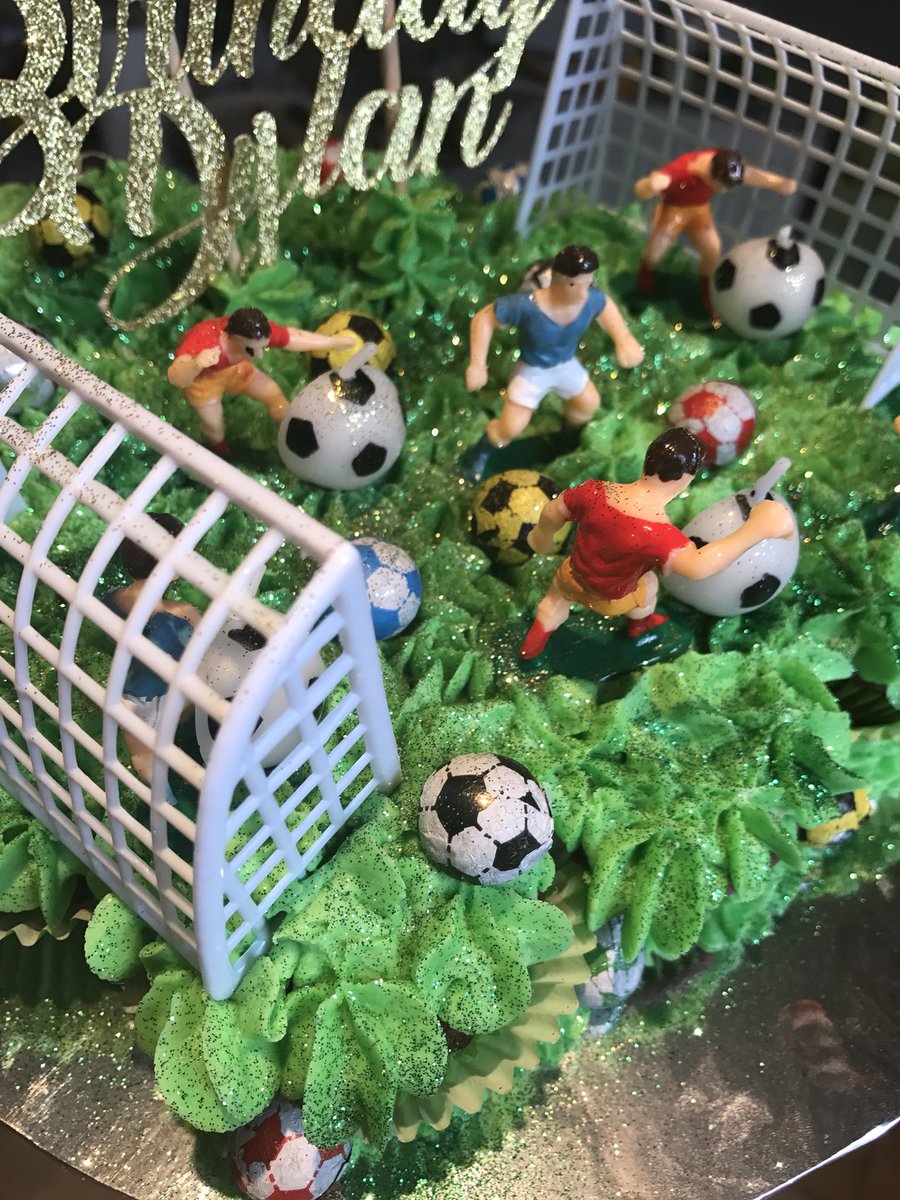 LottieLouCakes's tweet photo. #footballcupcake #cupcakeboard #shareboard https://t.co/pmZTFIvRyu