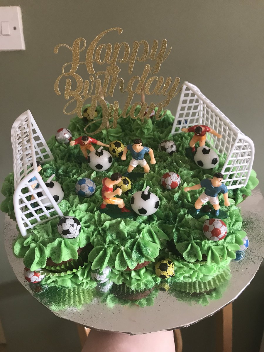 LottieLouCakes's tweet photo. #footballcupcake #cupcakeboard #shareboard https://t.co/pmZTFIvRyu