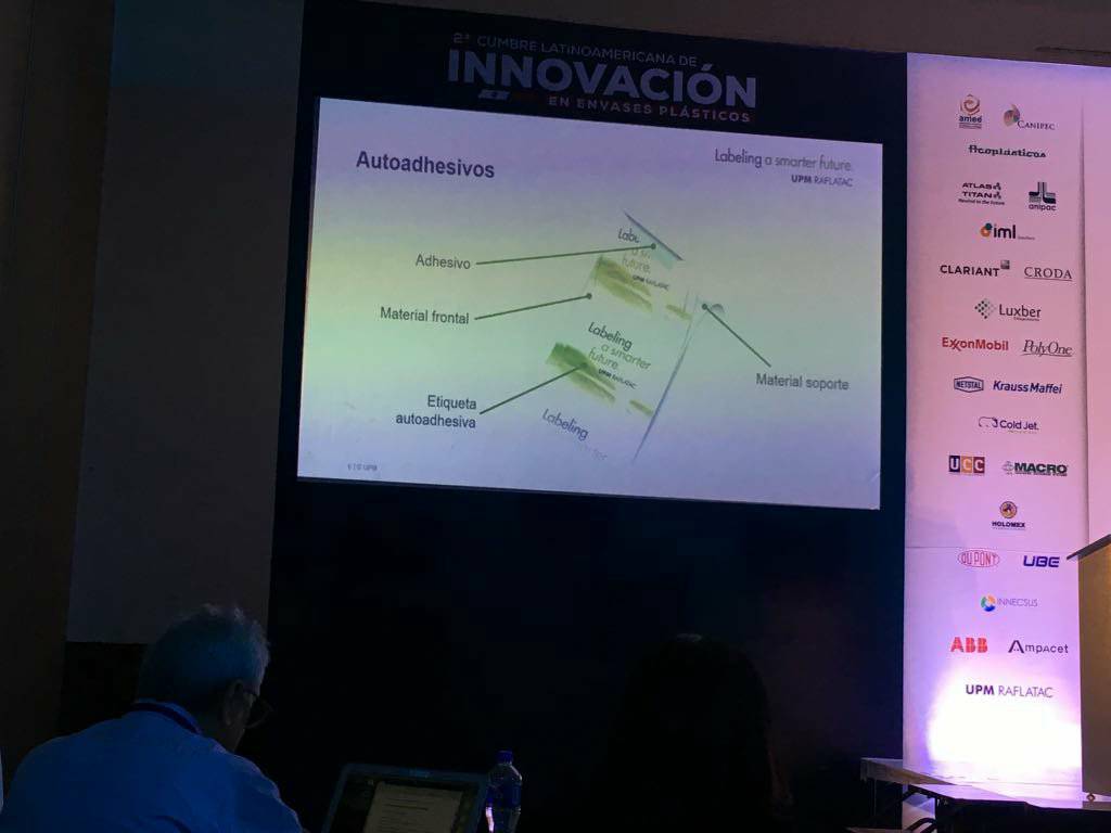 elempaqueb2b's tweet photo. Durante su conferencia en #CumbreEnvases2018, Girón habló de la migración del etiquetado hacia las soluciones autoadhesivas, especialmente en los envases de vidrio C.c @UPMRaflatacAM https://t.co/3ppJKq6mKi