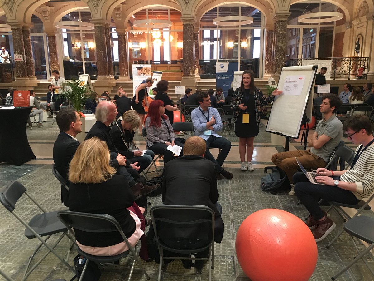 BenoitTraisnel's tweet photo. L’enjeu de la quête d’innovation de l’entreprise Leroux est de proposer un service en rapport avec son produit phare: la chicorée #innovation #oceanbleu #CircuitCourt #BoosterPME @Centralelille @CCIGrandLille #MeetupHDF https://t.co/kZIZYlFdIu