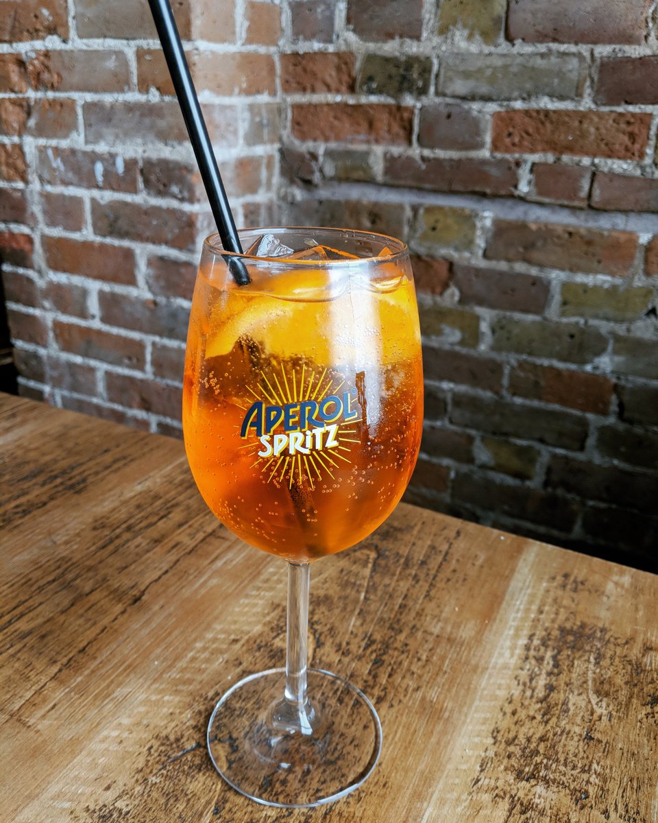 Hands up who needs one of these ✋
#sunsout #aperolspritz #drink #booze #bar #sunshine #need #dealkent #dealhighstreet #instadrink