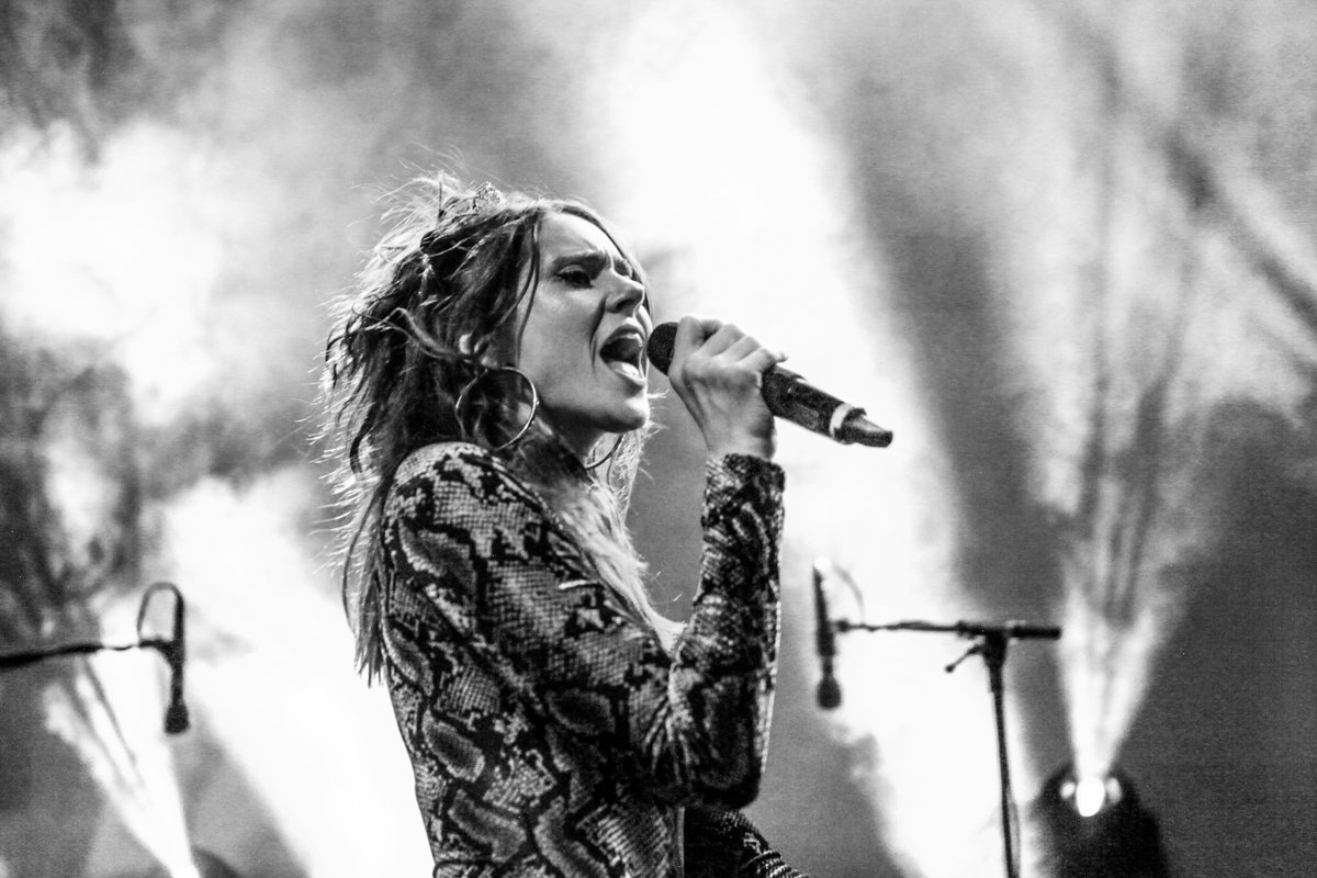 AitchEye's tweet photo. @katenash on the Denver stop of her Yesterday Was Forever tour @gothictheatre see more at https://t.co/93TPfrxZrW https://t.co/3kO4B9cxwk
