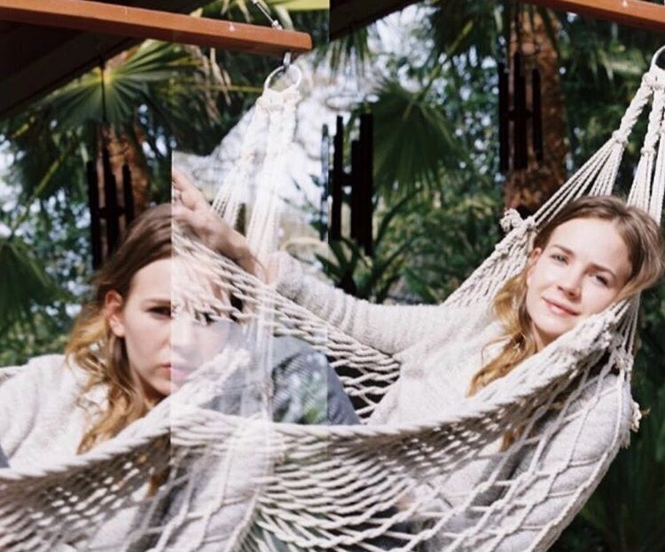 📸: Phoebe à posté cette photo sur son compte IG pour souhaiter un joyeux anniversaire à Britt 🧡 #brittrobertson #phoebetonkin