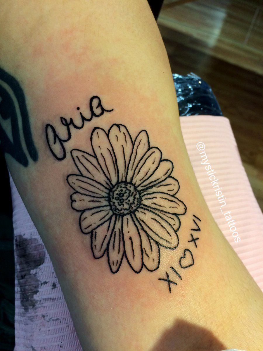 Kristin Palmer al Twitter: "Simple and sweet. Love tattooing flowers #tattoos #tattoo #tattooartist #illestink https://t.co/NyUHtOvYLD" / X