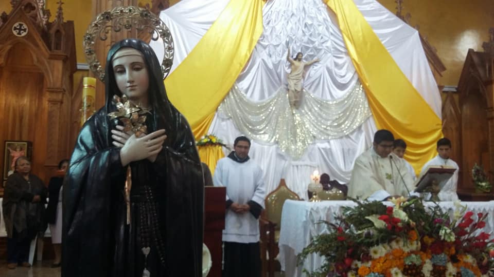 #Loja👉Las reliquias de Santa Mariana de Jesús La Azucena de #Quito  llegan a la Unidad Educativa Fray Cristobal Zambrano de Saraguro
Este recorrido lo realizan por todo el Ecuador por celebrarse 400 años del natalicio de la Santa Heroína