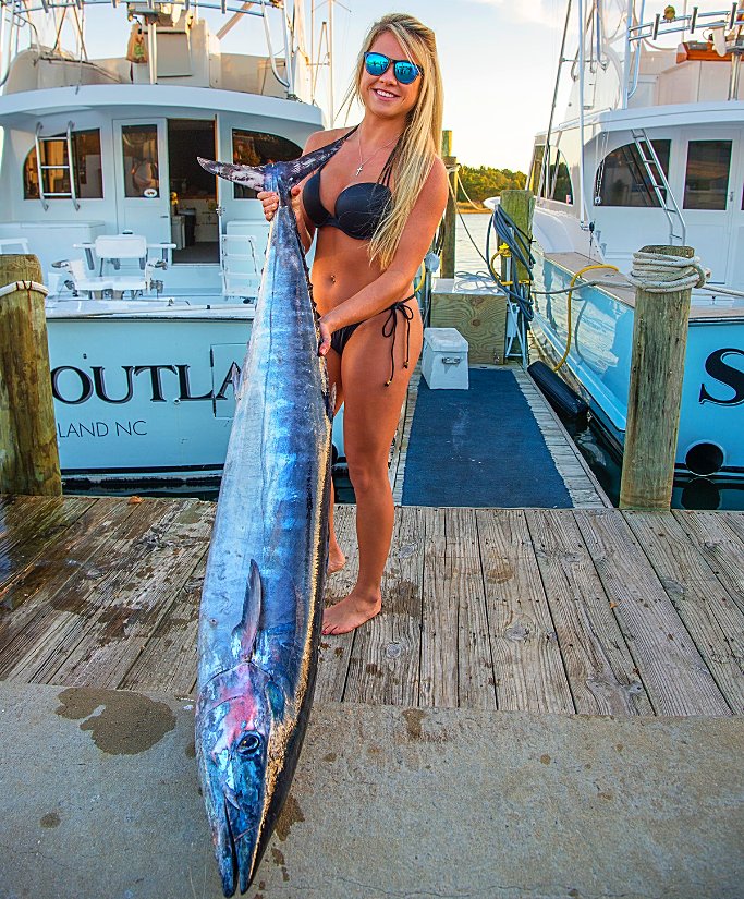 Shew! What a combo. #wcw #wahoowednesday #calcuttaoutdoors #ladyangler