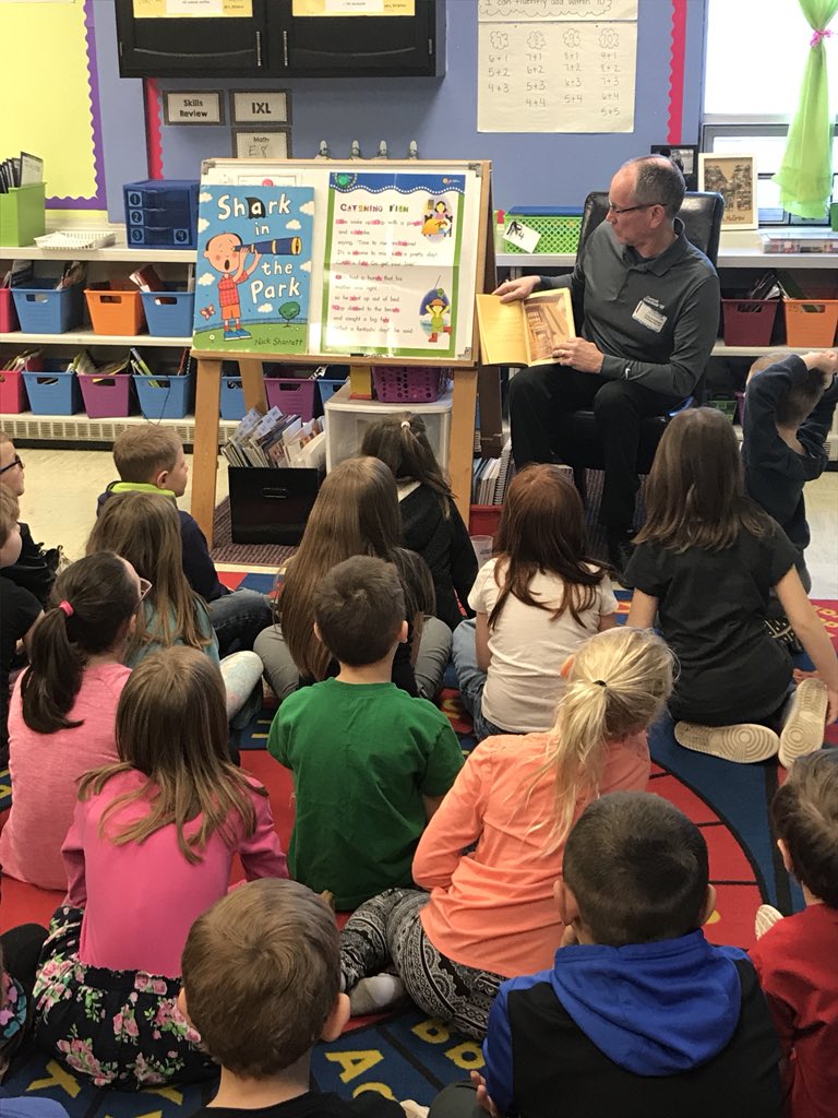 findinginfirst's tweet photo. I love having community members come in! Last week Mr. Kelham from Garrett State Bank came in to teach about spending, saving, and charity with a read aloud! Today we had Rachel Hood, a nursing student, teach us about exercise. Both were great lessons for our kiddos! #gkbheroes https://t.co/e79KrAEWFR