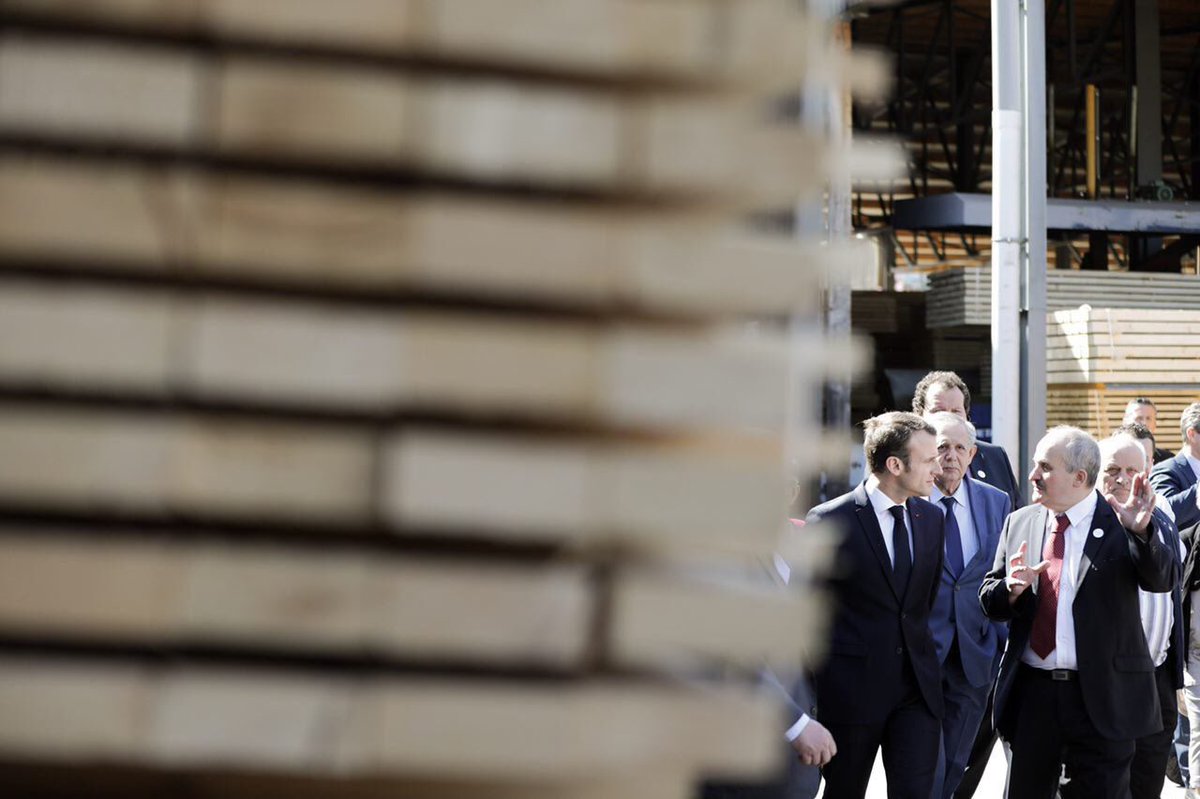 EmmanuelMacron's tweet photo. La France a une des plus grandes forêts d’Europe mais importe du bois pour construire : c’est donc qu’il y a un problème !
On doit réorganiser la filière, elle créera beaucoup plus d’emplois. https://t.co/CBK4px37vh