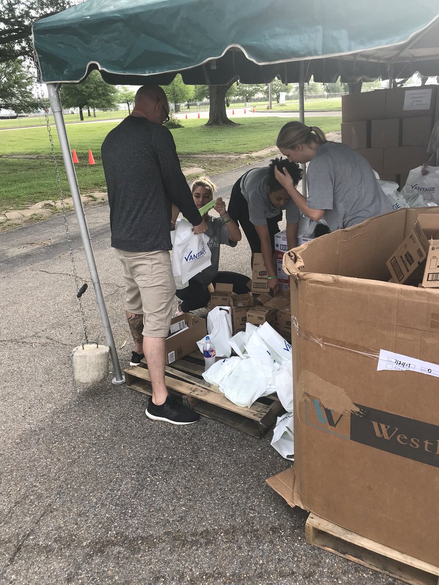 ULM_BeachVB's tweet photo. Got the opportunity to help @FBNELA this morning! #communityservice #givback #takeflight https://t.co/4aXbaUntQs