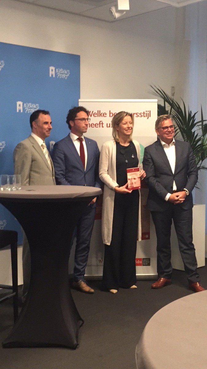 Wethouders's tweet photo. Boekpresentatie Wethoudersvereniging: minister Kajsa Ollongren neemt eerste exemplaar 'Stijlenboek voor bestuurders' in ontvangst. https://t.co/9in2wWngjZ