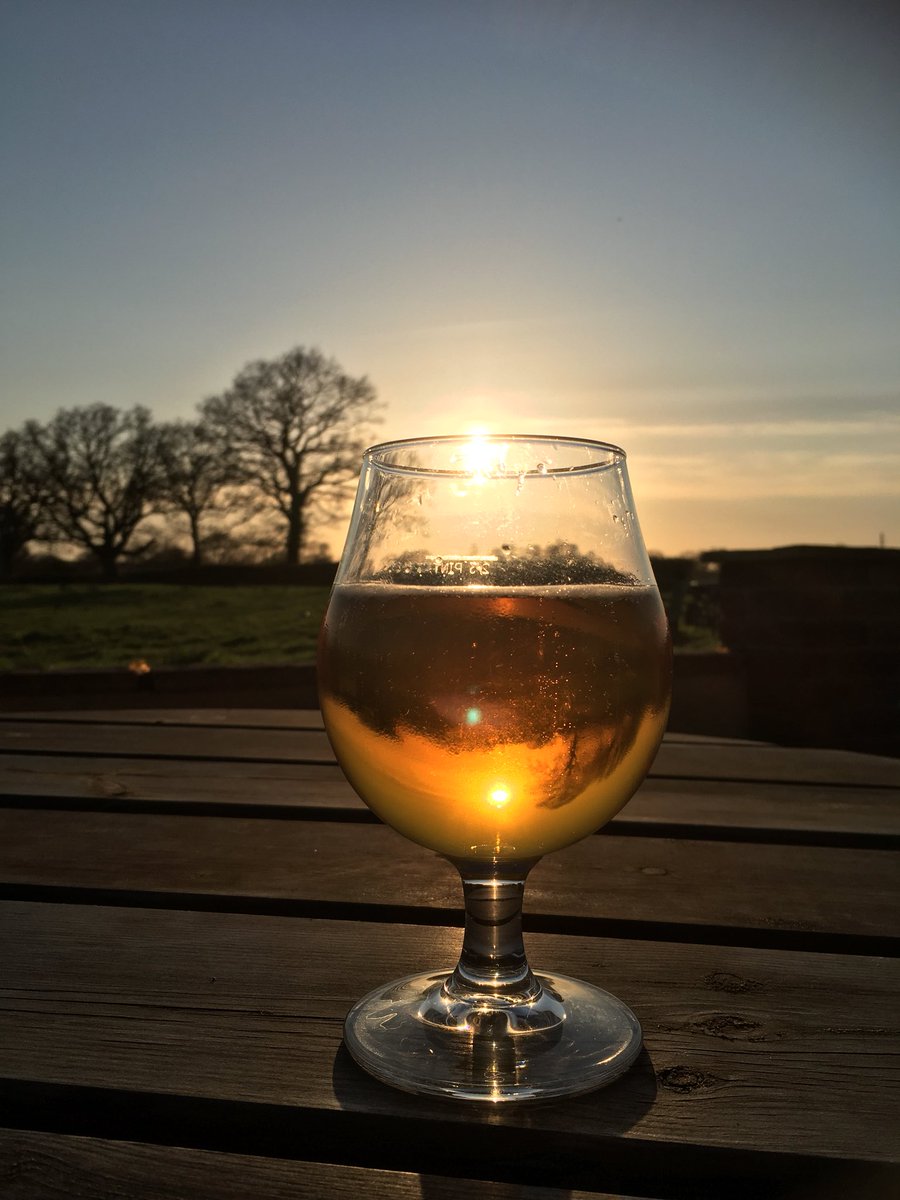lloyd_rimmer's tweet photo. @properjobale A proper toast to my late mum who died 3 years ago!. #properjob #propersunset #staustellbrewery #propermissed https://t.co/aQRwe54mkb