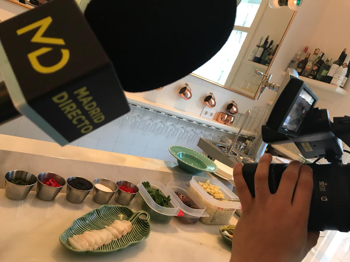 MadridDirecto's tweet photo. Llega el buen tiempo y empezamos a comer más fresco. |@gac_md aprende a preparar cebiche, un plato peruano a partir de pescado crudo. Lleva ajo, limón, boniato, cilantro y leche de tigre: un caldo hecho con pez blanco. #MD149 https://t.co/hWtdVJQBku