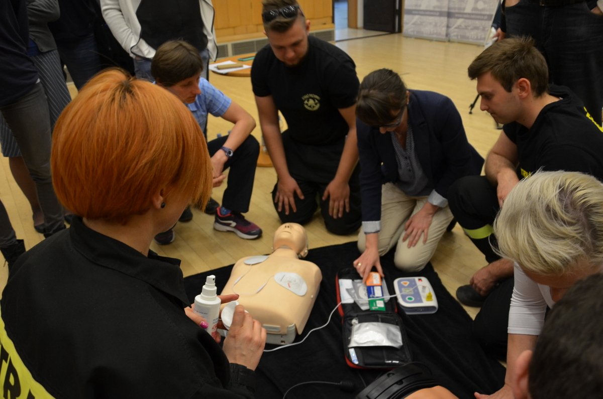 radiokatowice's tweet image. Pracownicy @radiokatowice przeszli dziś szkolenie w zakresie udzielania #PierwszaPomoc. Ponadto w budynku rozgłośni został zamontowany #defibrylator, przenośny aparat, który może przywrócić poprawny rytm pracy serca. @112Tychy #AutoSOS @KGPSP radio.katowice.pl/zobacz,36050,D…